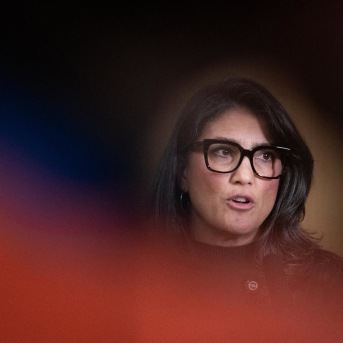 La portavoz de Más Madrid en la Asamblea, Manuela Bergerot, durante el pleno de la Asamblea de Madrid, a 4 de diciembre de 2025, en Madrid (España).  Fernando Sánchez - Europa Press