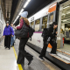 Viajeros cogen un tren de rodalies, en la estación de Sants, una vez restablecido el servicio. Alberto Paredes - Europa Press