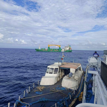 Un barco de la Guardia Costera filipina asiste a una embarcación (Archivo) GUARDIA COSTERA FILIPINA
