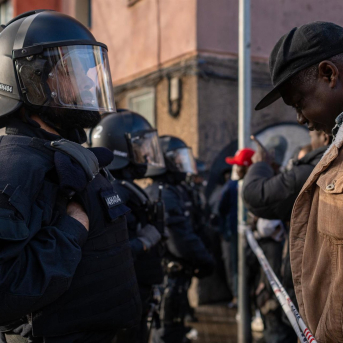 Un hombre increpa a los los Mossos d'Esquadra que trabajan en el desalojo del B9 de Badalona Lorena Sopêna - Europa Press