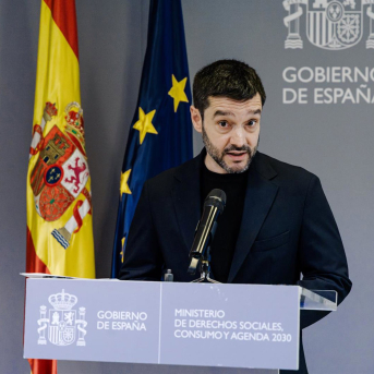 El ministro de Derechos Sociales, Consumo y Agenda 2030, Pablo Bustinduy, ofrece una rueda de prensa. Carlos Luján - Europa Press