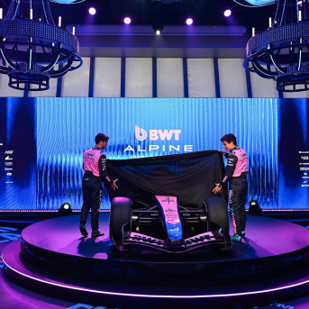 MSC Cruceros y Alpine oficializan su alianza con la primera presentación de un F1 a bordo de un barco MSC CRUCEROS