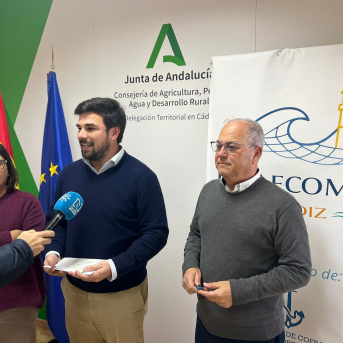 Junta y cofradías de pescadores refuerzan el sector gaditano con el proyecto Red Ecomar
