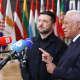 El presidente ucraniano, Volodimir Zelenski, junto al presidente del Consejo Europeo, Antonio Costa, en declaraciones a su llegada a la cumbre europea. FREDERIC GARRIDO-RAMIREZ // EUROPEAN COUNCIL