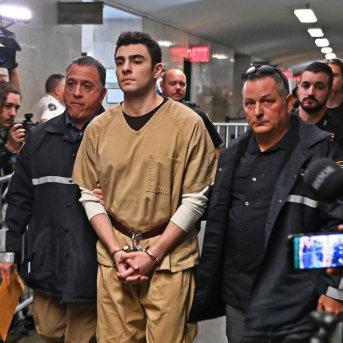 El joven Luigi Mangione, acusado de matar a tiros al consejero delegado de la aseguradora UnitedHealthcare, Brian Thompson Europa Press/Contacto/Andrea Renault El joven Luigi Mangione, acusado de matar a tiros al consejero delegado de la aseguradora UnitedHealthcare, Brian Thompson Europa Press/Contacto/Andrea Renault