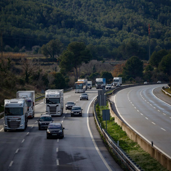 Vehículos circulan por la AP-7 que ha sufrido cortes tras el accidente de tren entre las estaciones de Sant Sadurní d’Anoia y Gelida (Barcelona). Kike Rincón - Europa Press