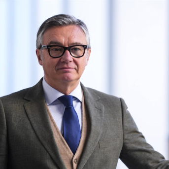 El portavoz del grupo parlamentario Vox en Andalucía, Manuel Gavira, atiende a medios antes de la celebración de la Diputación Permanente en el Parlamento andaluz. A 12 de enero de 2026, en Sevilla (Andalucía, España). Joaquin Corchero - Europa Press El portavoz del grupo parlamentario Vox en Andalucía, Manuel Gavira, atiende a medios antes de la celebración de la Diputación Permanente en el Parlamento andaluz. A 12 de enero de 2026, en Sevilla (Andalucía, España). Joaquin Corchero - Europa Press