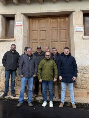 El candidato del PAR, Alberto Izquierdo, en su visita a Tramacastilla (Teruel). PAR