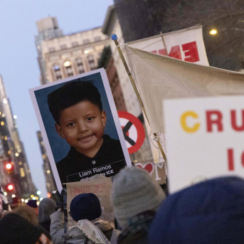 Un cartel con la imagen del pequeño Liam Ramos durante una protesta contra el ICE  Europa Press/Contacto/Matthew Hoen