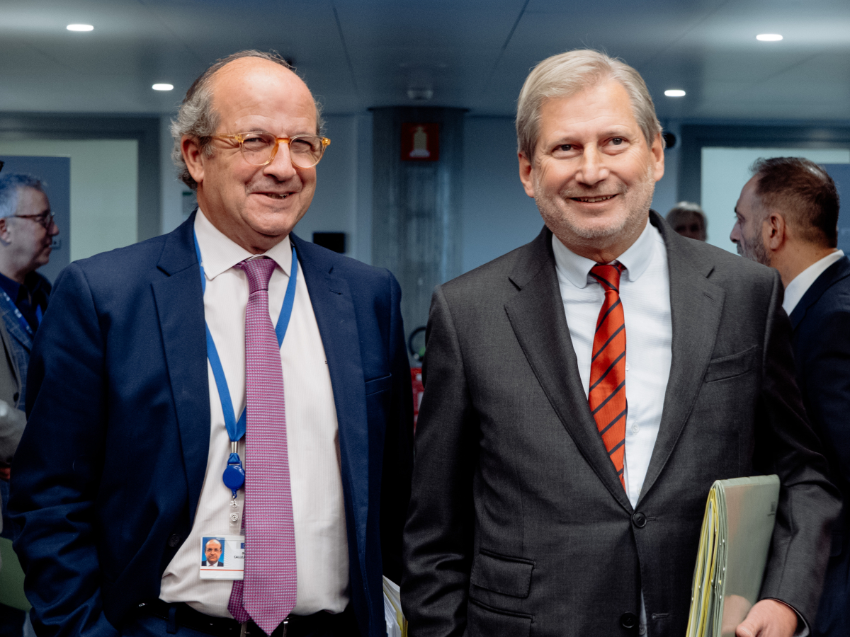 Por entonces, Daniel Calleja Crespo, Director General del Servicio Jurídico de la Comisión Europea, a la izquierda y Johannes Hahn, Comisario Europeo de Presupuesto y Administración Por entonces, Daniel Calleja Crespo, Director General del Servicio Jurídico de la Comisión Europea, a la izquierda y Johannes Hahn, Comisario Europeo de Presupuesto y Administración