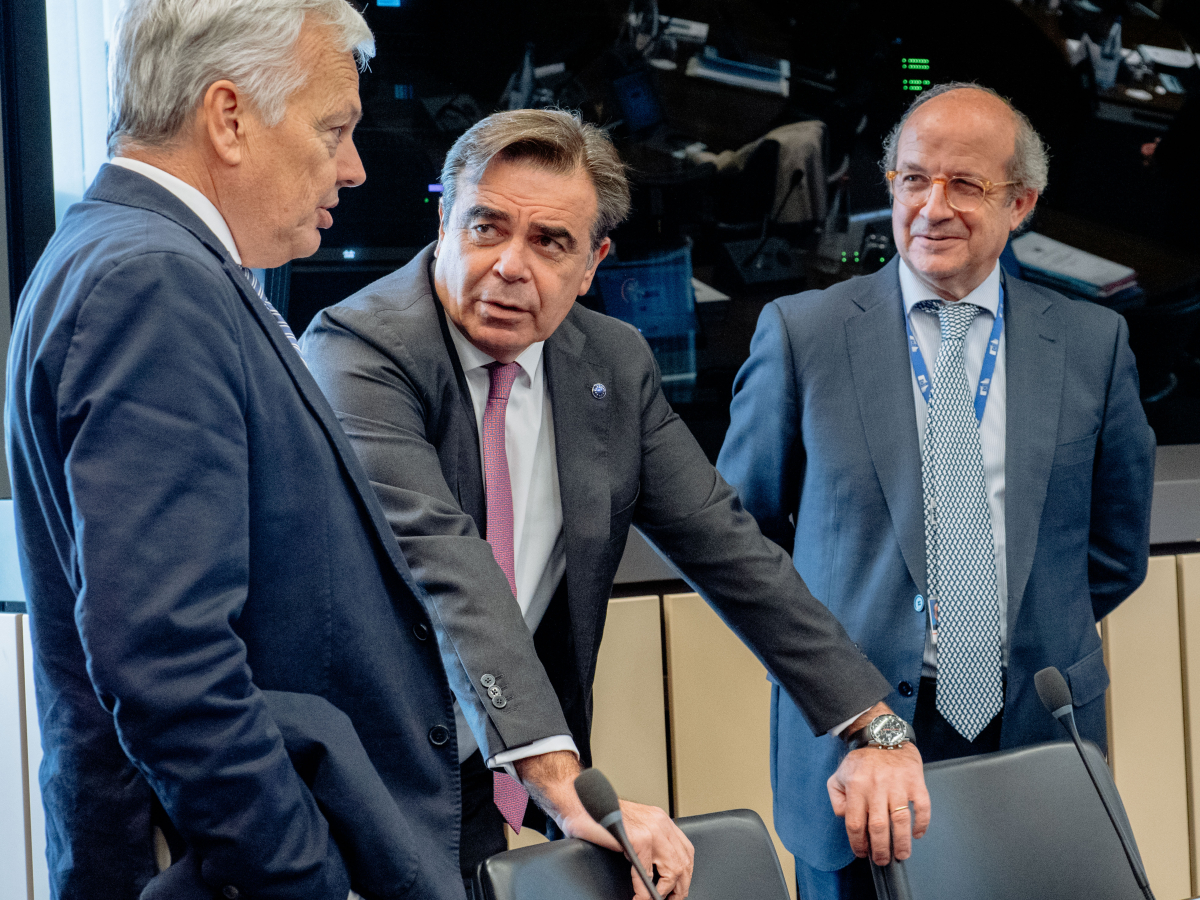 Por entonces, Didier Reynders, Comisario Europeo de Justicia y Comisario de Competencia (ad interim), Margaritis Schinas, Vicepresidente de la Comisión Europea encargado de promover nuestro Estilo de Vida Europeo, y Daniel Calleja Crespo, Director General del Servicio Jurídico de la Comisión Europea (de izquierda a derecha) Por entonces, Didier Reynders, Comisario Europeo de Justicia y Comisario de Competencia (ad interim), Margaritis Schinas, Vicepresidente de la Comisión Europea encargado de promover nuestro Estilo de Vida Europeo, y Daniel Calleja Crespo, Director General del Servicio Jurídico de la Comisión Europea (de izquierda a derecha)