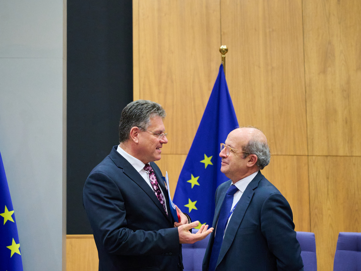 El comisario europeo de Comercio, Maroš Šefčovič,y Daniel Calleja Crespo, por entonces, director general del Servicio Jurídico de la Comisión Europea. El comisario europeo de Comercio, Maroš Šefčovič,y Daniel Calleja Crespo, por entonces, director general del Servicio Jurídico de la Comisión Europea.