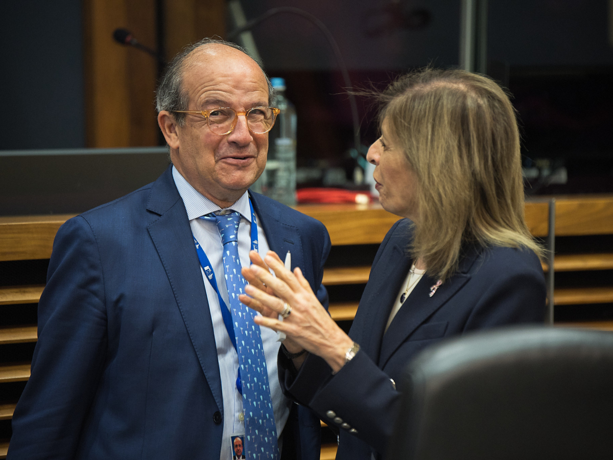 Por entonces, Daniel Calleja Crespo, Director General del Servicio Jurídico de la Comisión Europea, y Stella Kyriakides, Comisaria Europea de Salud y Seguridad Alimentaria Por entonces, Daniel Calleja Crespo, Director General del Servicio Jurídico de la Comisión Europea, y Stella Kyriakides, Comisaria Europea de Salud y Seguridad Alimentaria