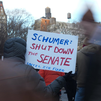 Cartel en Minnesota pidiendo al líder de la minoría demócrata del Senado de EEUU, Chuck Schumer, no apoyar la financiación del ICE. Europa Press/Contacto/Bryan Smith