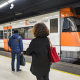 Viajeros cogen un tren de rodalies, en la estación de Sants, a 23 de enero de 2026, en Barcelona, Catalunya (España).  Alberto Paredes - Europa Press