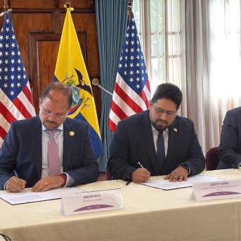 El subsecretario del Departamento de Guerra para las Américas, Joseph Humire, en un encuentro con los ministros ecuatorianos de Interior, John Reimberg (a su derecha), y de Defensa, Gian Carlo Loffredo (a su izquierda) EMBAJADA DE EEUU EN ECUADOR