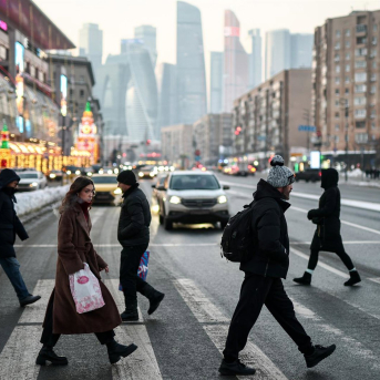 Varias personas caminando por una calle de la capital de Rusia, Moscú (archivo) Europa Press/Contacto/Mikhail Tereshchenko
