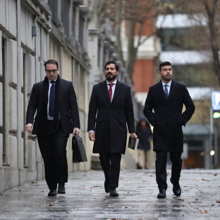 El eurodiputado y líder de Se Acabó la Fiesta (SALF), Luis 'Alvise' Pérez (c), a su llegada al Tribunal Supremo, a 26 de enero de 2026, en Madrid (España). Alejandro Martínez Vélez - Europa Press El eurodiputado y líder de Se Acabó la Fiesta (SALF), Luis 'Alvise' Pérez (c), a su llegada al Tribunal Supremo, a 26 de enero de 2026, en Madrid (España). Alejandro Martínez Vélez - Europa Press