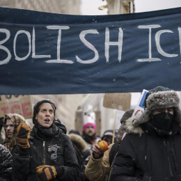 Manifestantes sostienen un cartel con el lema Abolir el ICE durante una marcha en el centro de Chicago. Chris Riha/ZUMA Press Wire/dpa