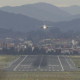 Un avión aterrizando en el aeropuerto de Loiu (Bizkaia) EUROPA PRESS