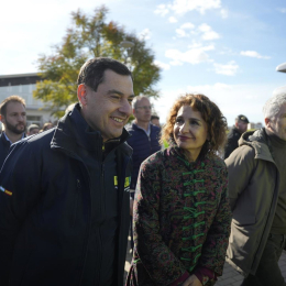 El presidente de la Junta de Andalucía, Juanma Moreno (i), junto a la vicepresidenta primera y candidata socialista a la Junta, María Jesús Montero |  Joaquin Corchero - Europa Press