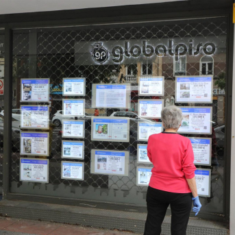 Una mujer echa un vistazo a las ofertas de una agencia inmobiliaria. Marta Fernández Jara - Europa Press