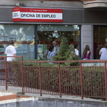 Varias personas hacen cola en una oficina del SEPE. Eduardo Parra - Europa Press