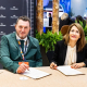 El presidente de Impulsa Igualdad, Francisco Sardón, y la presidenta de Paradores, Raquel Sánchez, en el momento de la firma dentro del marco de Fitur 2026. PARADORES