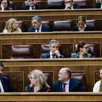 Echan del Congreso a una activista de la PAH por gritar “no tenéis vergüenza” al PP tras tumbar el escudo social Echan del Congreso a una activista de la PAH por gritar “no tenéis vergüenza” al PP tras tumbar el escudo social
