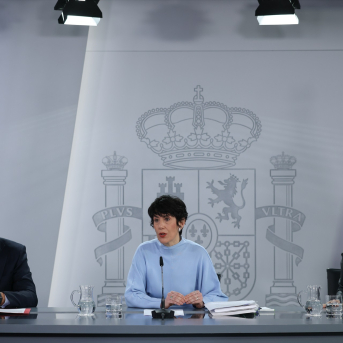 l ministro de Transportes y Movilidad Sostenible, Óscar Puente; la ministra de Inclusión Seguridad Social y Migracioneas y portavoz del Gobierno, Elma Saiz; y la ministra de Igualdad, Ana Redondo; durante la rueda posterior al Consejo de Ministros