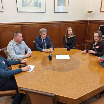 Representantes de la Plataforma de Afectados por la Ocupación, este martes, en el encuentro que mantuvieron con el líder del PP, Alberto Núñez Feijóo, y la portavoz del Grupo Popular, Esther Muñoz. Foto: cedida por la Plataforma de Afectados por la Ocupación. Representantes de la Plataforma de Afectados por la Ocupación, este martes, en el encuentro que mantuvieron con el líder del PP, Alberto Núñez Feijóo, y la portavoz del Grupo Popular, Esther Muñoz. Foto: cedida por la Plataforma de Afectados por la Ocupación.