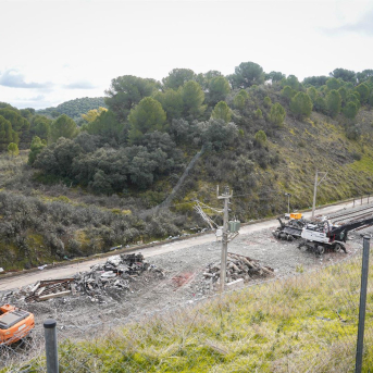 Trabajadores realizan tareas de retirada de los vagores en el punto de las vías donde tuvo lugar el accidente de trenes de Adamuz, a 24 de enero de 2026 en Adamuz  Guillermo Morales - Europa Press