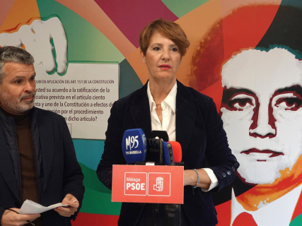 Rueda de prensa de la secretaria general del PSOE en Estepona, Emma Molina, junto al secretario de Organización del PSOE malagueño, José Bernal. PSOE MÁLAGA