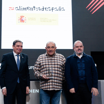 Planas otorga el premio Alimentos de España a la Defensa del Producto al chef José Gordón, de El Capricho