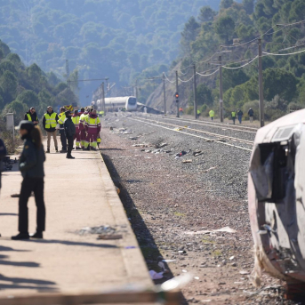Agentes de los servicios de emergencias trabajando en el lugar del accidente en una imagen de archivo. Joaquin Corchero - Europa Press Agentes de los servicios de emergencias trabajando en el lugar del accidente en una imagen de archivo. Joaquin Corchero - Europa Press