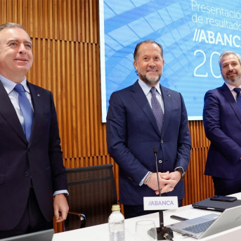 De izquierda a derecha, el CEO de Abanca, Francisco Botas, el presidente, Juan Carlos Escotet Rodríguez, y el director general financiero, Alberto de Francisco, durante la presentación de los resultados de 2025 ABANCA