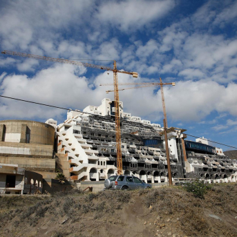 Vista general del hotel de Azata en el paraje de El Algarrobico de Carboneras (Almería).  Marian León - Europa Press