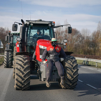 Gran marcha de agricultores y ganaderos alaveses contra el posible acuerdo UE-Mercosur
