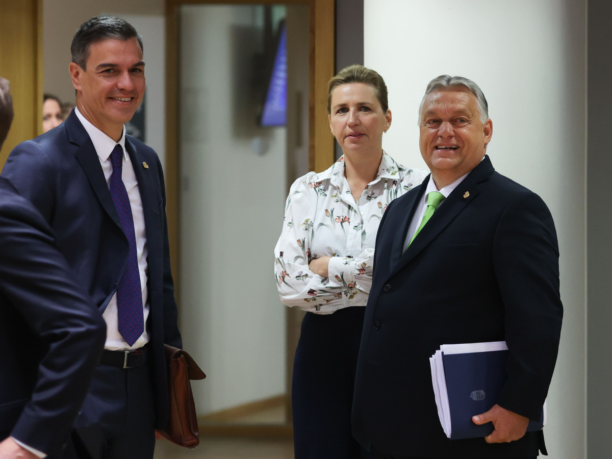 Pedro SÁNCHEZ PÉREZ-CASTEJÓN (Primer Ministro de España, España), Mette FREDERIKSEN (Primera Ministra, Dinamarca), Viktor ORBÁN (Primer Ministro, Hungría)