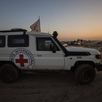 Un vehículo del Comité Internacional de la Cruz Roja (CICR) Omar Ashtawy/APA Images via ZUMA / DPA