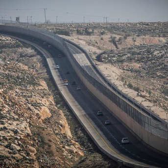 La ruta 4370 en Cisjordania, dividida por un muro entre los carriles palestino e israelí Ilia Yefimovich/dpa La ruta 4370 en Cisjordania, dividida por un muro entre los carriles palestino e israelí Ilia Yefimovich/dpa