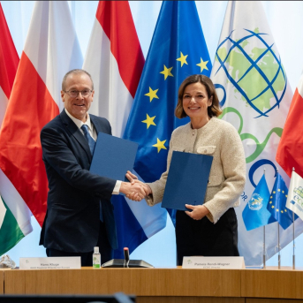 La directora del ECDC, Pamela Rendi-Wagner, con el director regional de la Oficina Regional de la OMS para Europa, Hans Kluge, en la firma. ECDC