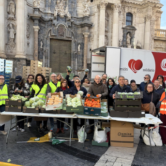 Fecoam y Proexport se vuelcan con la protesta agraria repartiendo fruta y verdura gratis en Murcia Fecoam y Proexport se vuelcan con la protesta agraria repartiendo fruta y verdura gratis en Murcia