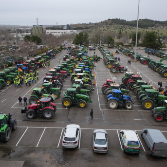 El campo exhibe su “hartazgo” con medio millar de tractores en Valladolid y apunta a PP y PSOE: “Nos han vendido”