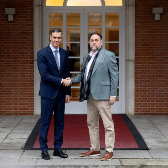 El presidente del Gobierno, Pedro Sánchez, recibe al presidente de Esquerra Republicana de Catalunya (ERC), Oriol Junqueras, en el Palacio de la Moncloa. Eduardo Parra - Europa Press