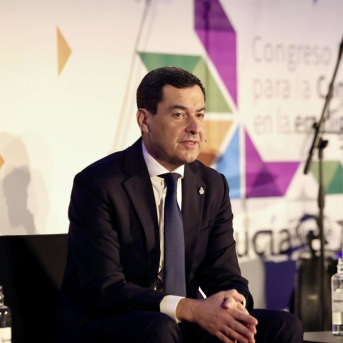 Juanma Moreno, durante su participación en Córdoba en el Congreso Nacional para la Convivencia en la Era Digital 'Andalucía frente el acoso'. ESTHER LOBATO-EUROPA PRESS