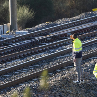 Tramo de vía en Adamuz con personal por el accidente ferroviario. A 20 de enero de 2026, en Adamuz (Córdoba, Andalucía, España). Joaquin Corchero - Europa Press