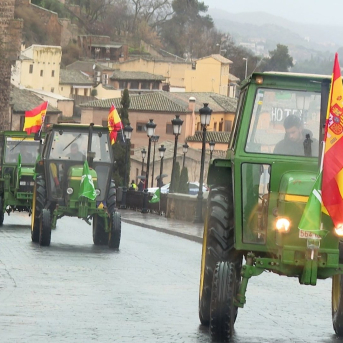Cientos de agricultores y más de 50 tractores marchan bajo la lluvia en Toledo