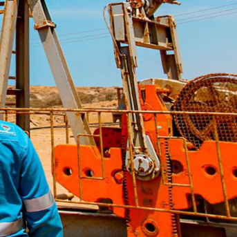 Un operario de PetroPerú. PETROPERÚ