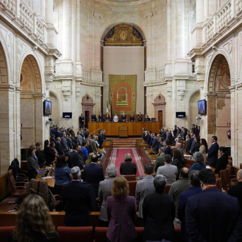 El Parlamento respalda la Medalla de Andalucía para Adamuz y guarda un minuto de silencio El Parlamento respalda la Medalla de Andalucía para Adamuz y guarda un minuto de silencio